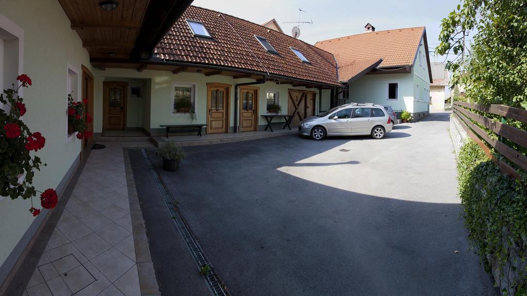 Apartments Suster Stari Trg ob Kolpi エクステリア 写真
